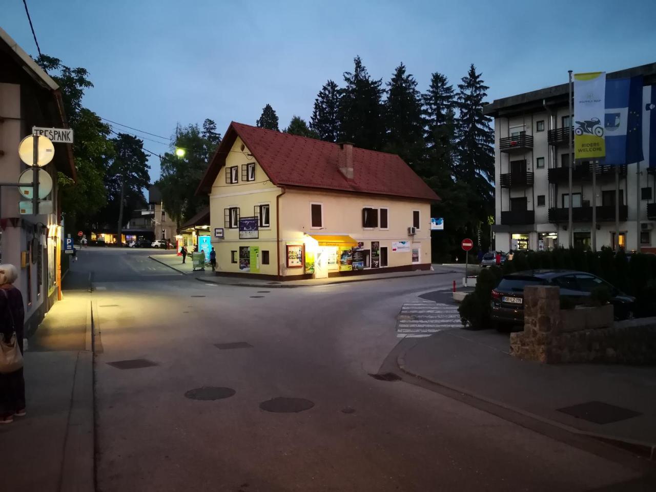 Хостел Bus Station Beds Блед Экстерьер фото